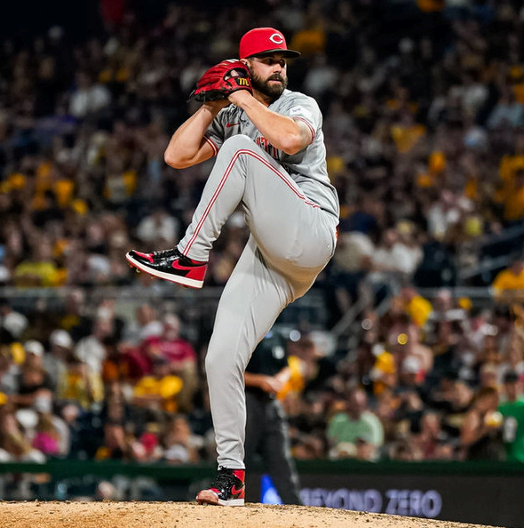 KBO, LG 떠난 '잠실 예수' 켈리, MLB 복귀전서 3이닝 세이브 ··· "아버지 울고 나도 울어"