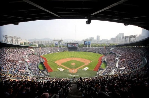 KBO, LG 트윈스, 잠실에서 최초의 130만 관중 달성...팬들을 위한 이벤트 개최