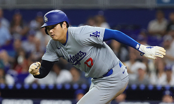 MLB, '50-50도전' 오타니, 시즌 49호 도루 성공 ··· 2홈런·1도루 남아