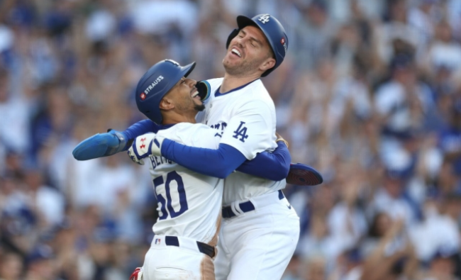 MLB, ‘제2의 깁슨’ 프리먼, 발목 부상 불구 ‘멀티히트 폭발’