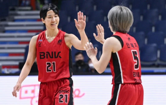 WKBL, ‘3Q 끝났을 때 더블스코어’ BNK, 박혜진 결장에도 하나은행에 26점 차 완승