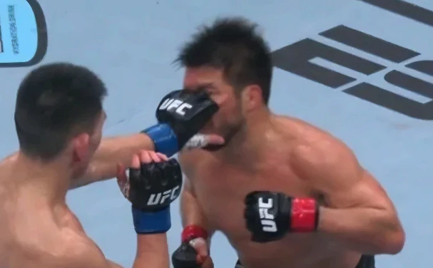 UFC, UFC ‘중국 파이터’ 송야동, “뭔가 찝찝하네”…세후도 눈 찌른 뒤 판정승