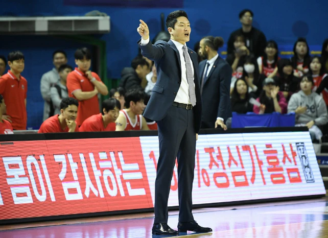 KBL, "우린 왜 후반에 잘할까요?"…전희철 감독도 궁금한 SK의 '뒷심'