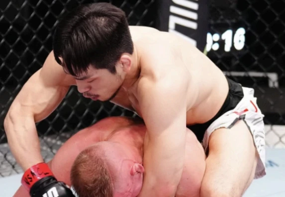 UFC, ‘데뷔전 완승’ 유수영, 토푸리아 ‘콜