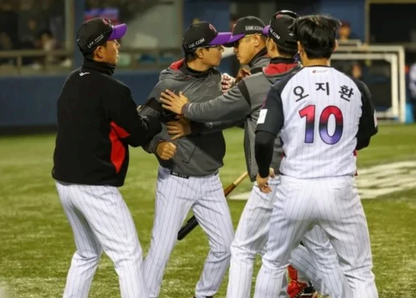 KBO, '심판 배치기' 염경엽 LG 감독, 제재금 200만원 징계