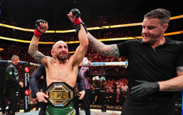 UFC, '왕의 귀환' 볼카노프스키, 트럼프 앞에서 타이틀 탈환