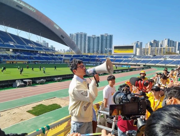 K리그, '징계를 기회로' 광주FC 이정효 감독, 9일 대구전서 팬사인회 진행