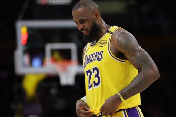 NBA, ‘맙소사’ 르브론, 무릎 MCL 염좌 부상에도 마지막 투혼 펼쳐